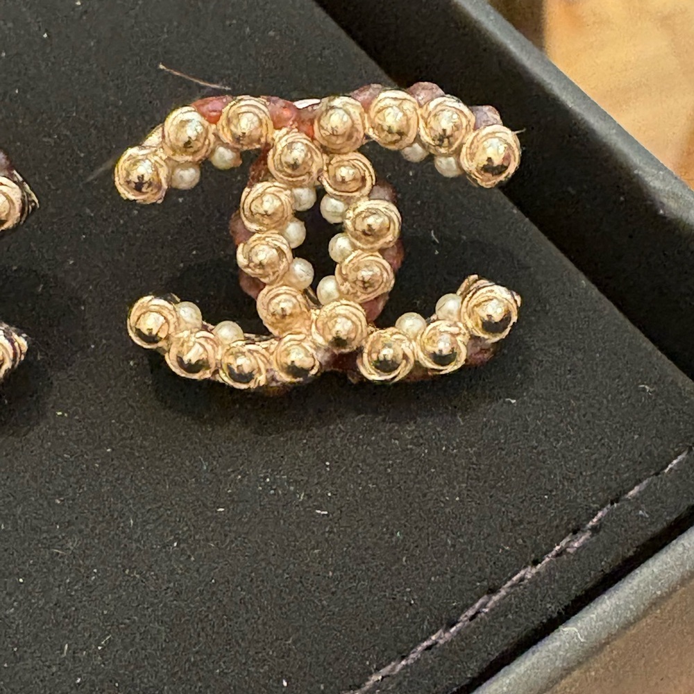 Vintage Chanel coco mark gold plated stud earring with faux pearls with box - Picture 9 of 12
